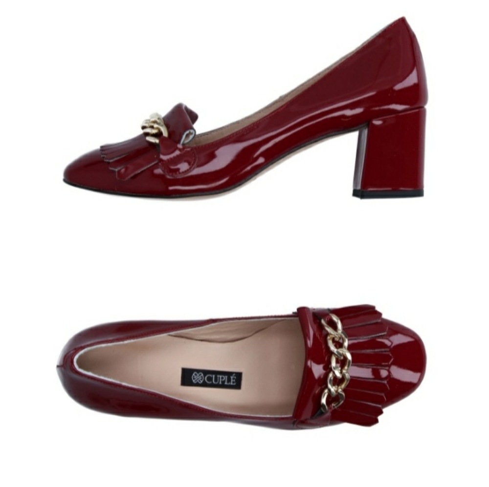 Shiny Red heel loafer with fringe and gold buckle